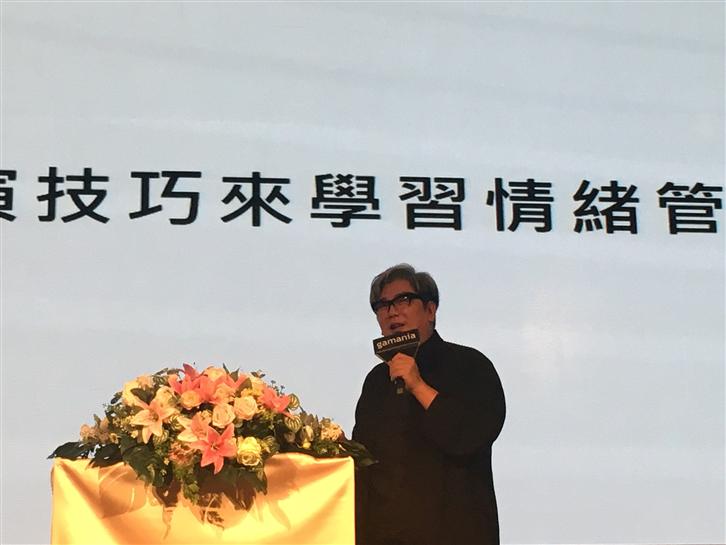 侯冠群：情緒管理，就是一種表演